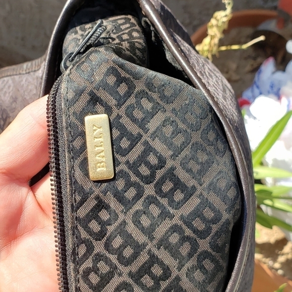 THIS RARE VINTAGE BALLY CROSSBODY BAG - Picture 4 of 11